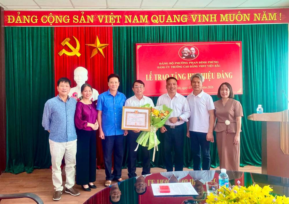 Trân trọng trao tặng Huy hiệu 35 năm tuổi Đảng cho đồng chí Phạm Quốc Khánh