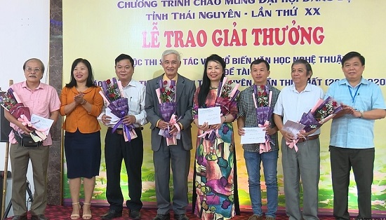 1357_trao_giai_thuong_vh