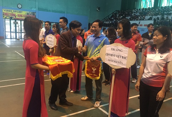 giai20cau20long20bong20ban20khoi20truong202018203