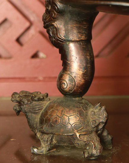 t6-16-dong-4 Hình rùa làm bệ đỡ đỉnh thờ