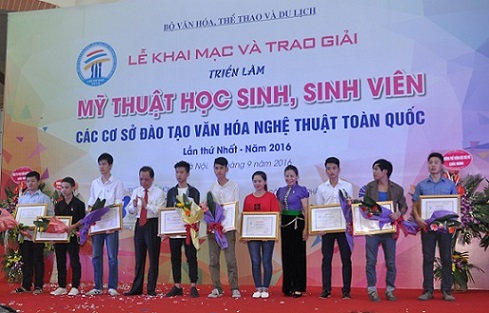 trao20giai20cho20hssv20dat20giai20trien20lam20my20thuat20sv202016